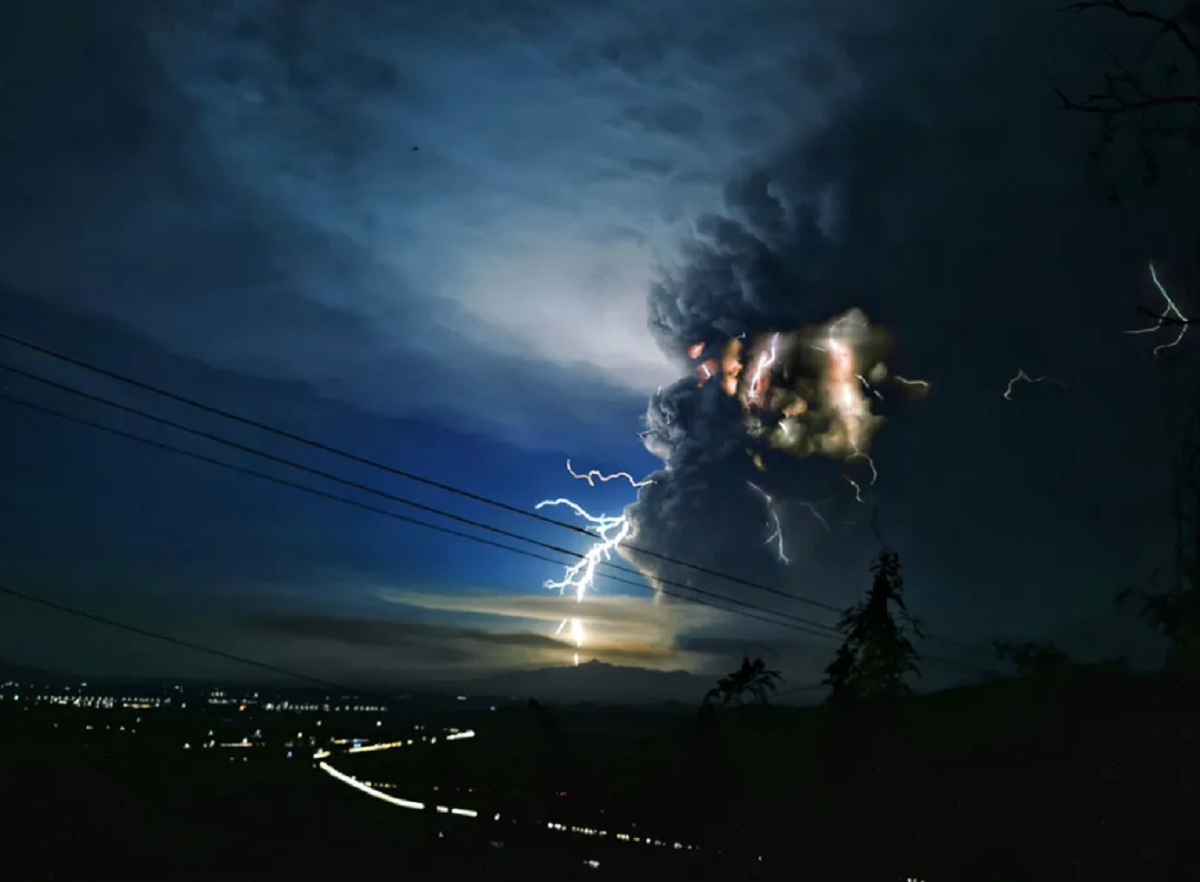 Апокаліпсис близько: на Філіппінах гроза збіглась з виверження вулкану