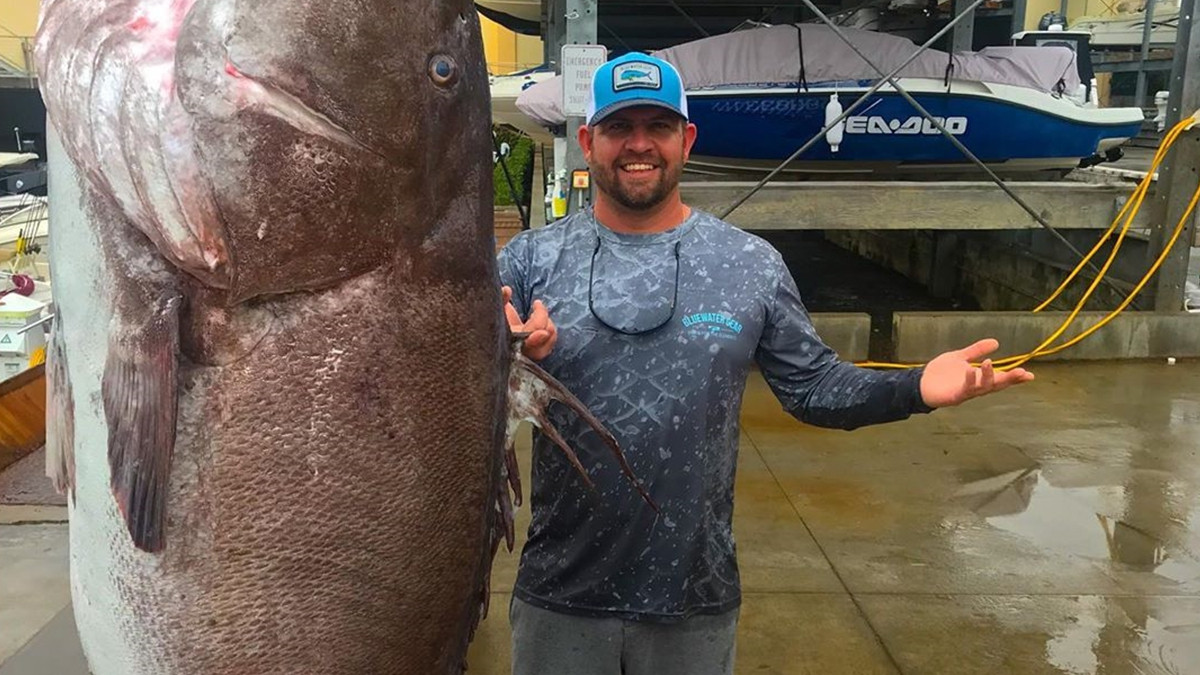 Розміром з людину: у США чоловік спіймав гігантську рибину - фото 1