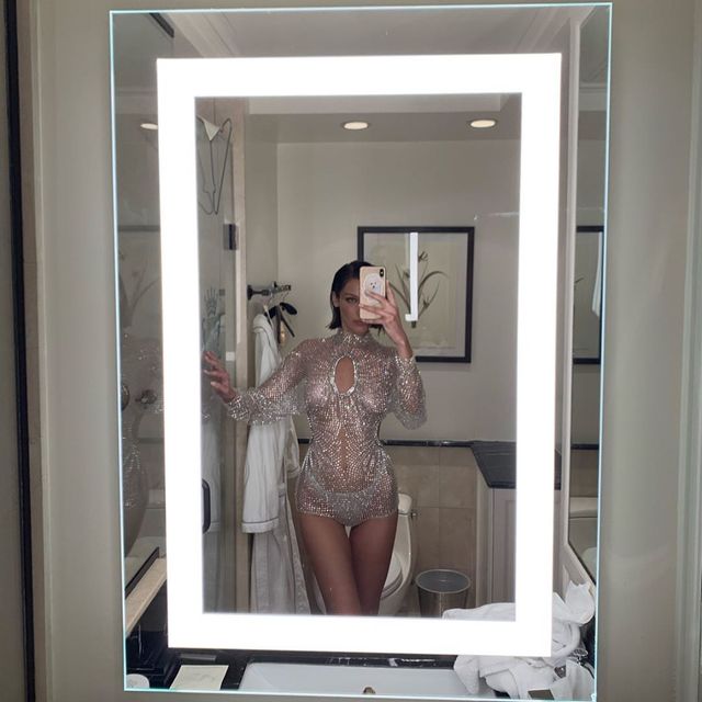 Популярна супермодель знялася в прозорій сукні без білизни: гарячі кадри - фото 379620