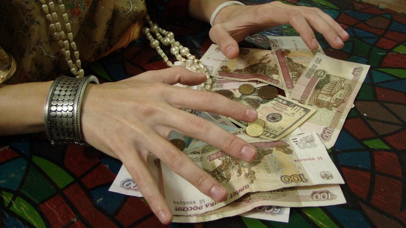 У британському селі впродовж 6 років жителям підкидають гроші в пакетах