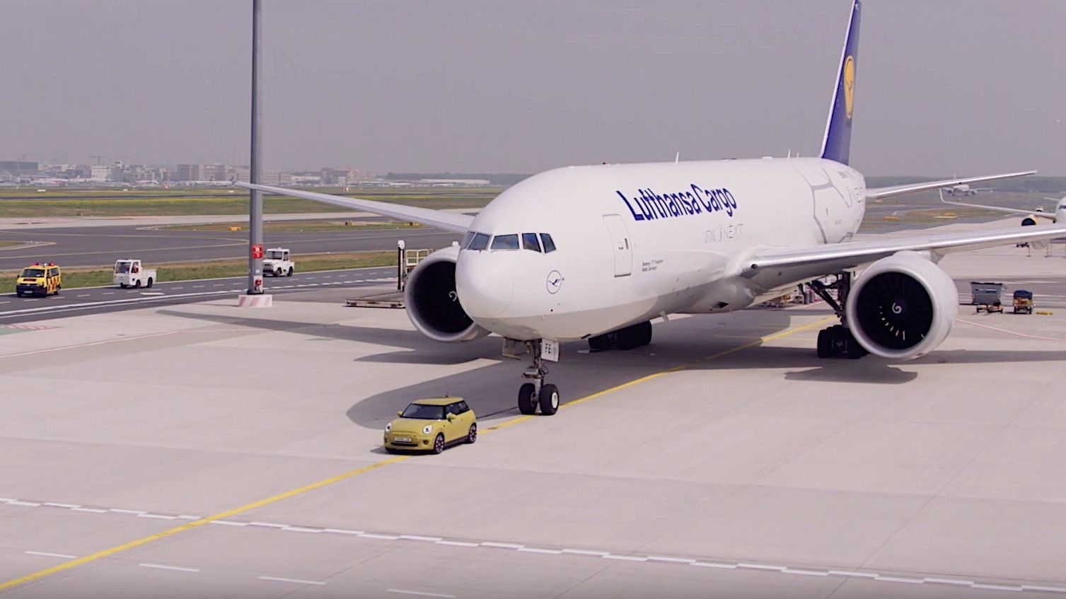 Mini Cooper SE взяв на буксир Boeing - фото 1