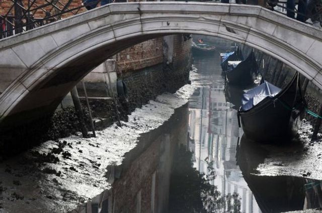 У Венеції аномально впав рівень води в каналах: вражаючі фото - фото 379684