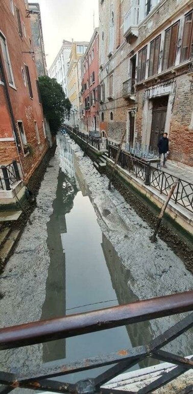 У Венеції аномально впав рівень води в каналах: вражаючі фото - фото 379686