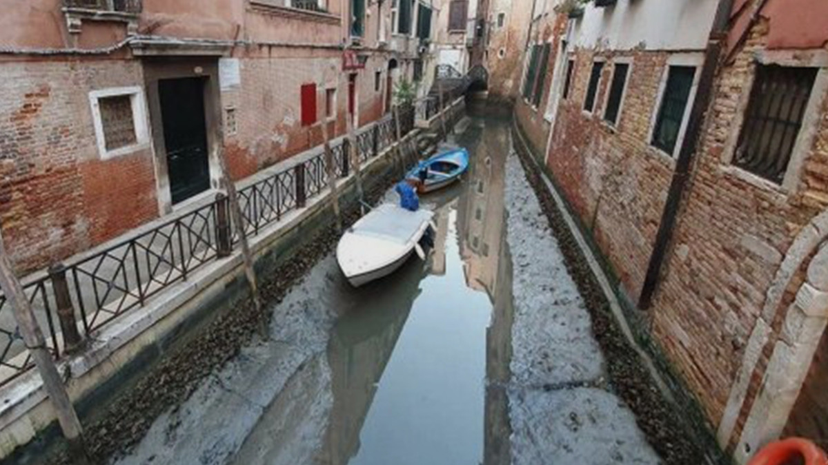 У Венеції аномально впав рівень води в каналах: вражаючі фото - фото 1