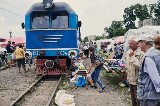 Як виглядає ринок на Закарпатті, крізь який проходить поїзд: фото - фото 379704