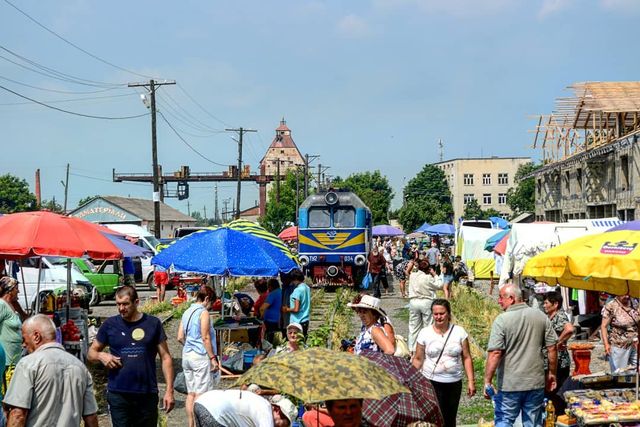 Як виглядає ринок на Закарпатті, крізь який проходить поїзд: фото - фото 379705