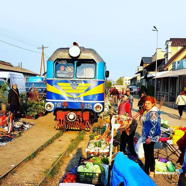 Як виглядає ринок на Закарпатті, крізь який проходить поїзд: фото - фото 379706