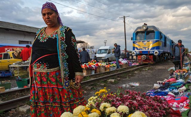 Як виглядає ринок на Закарпатті, крізь який проходить поїзд: фото - фото 379707
