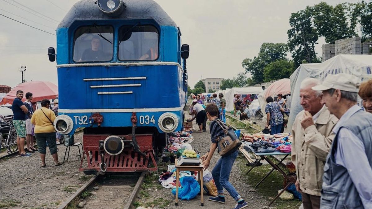 Як виглядає ринок на Закарпатті, крізь який проходить поїзд: фото - фото 1