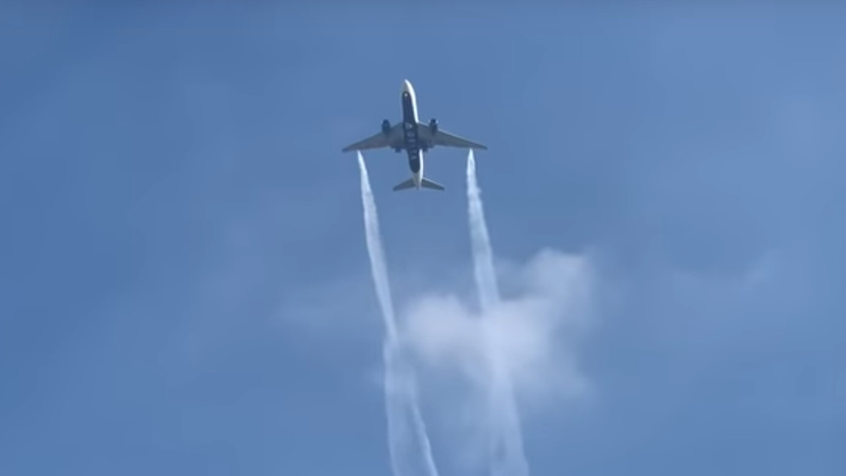 У США пасажирський літак скинув паливо над містом: відеофакт - фото 1