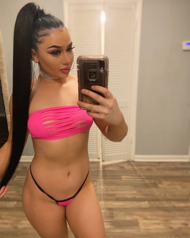 Стриптизерки, які роблять селфі у гримерках: пікантні фото (18+) - фото 379799