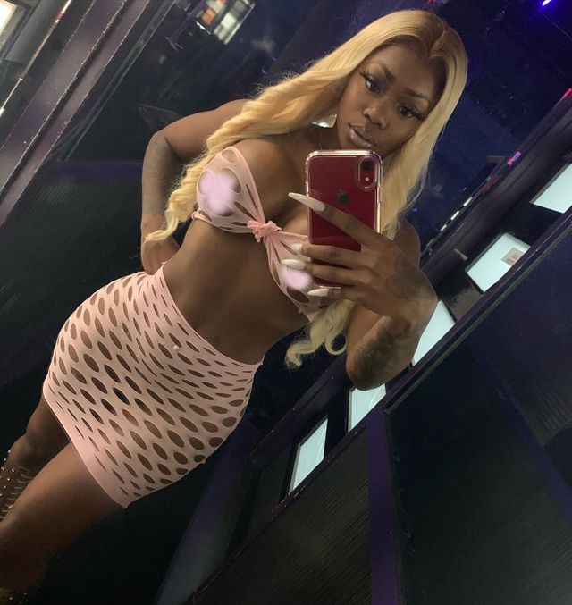 Стриптизерки, які роблять селфі у гримерках: пікантні фото (18+) - фото 379804