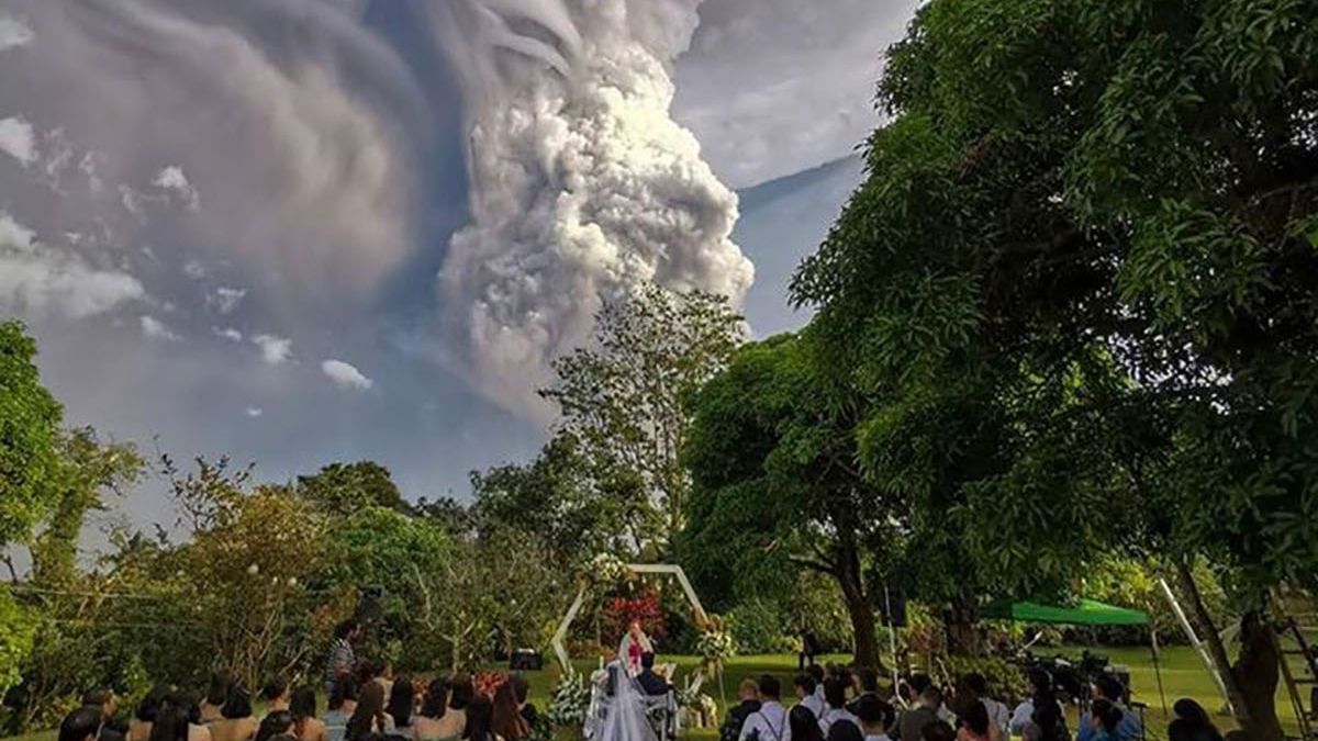 Мережу вразив весільний знімок, зроблений на тлі виверження вулкана