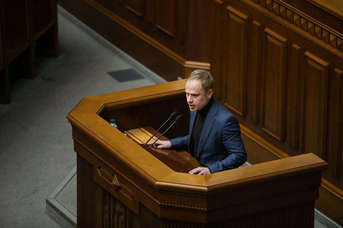 Нардеп подлубався в носі, а потім з'їв козявку: кумедне відео з Ради