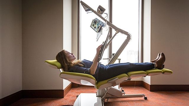 Вам сподобається: створено крісло, яке дозволяє працювати лежачи - фото 379925