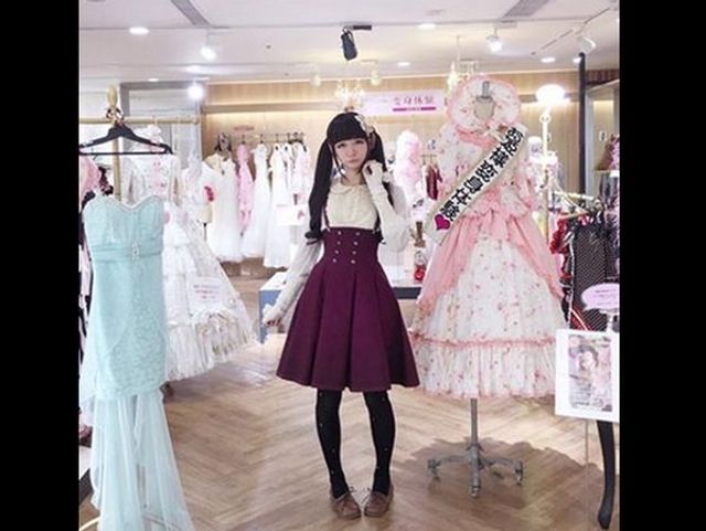 Мініатюрна школярка виявилася 42-річним одруженим чоловіком - фото 379929