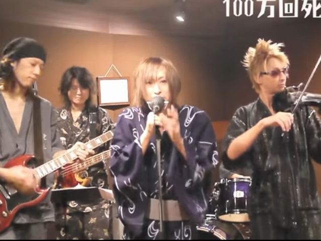 Мініатюрна школярка виявилася 42-річним одруженим чоловіком - фото 379931