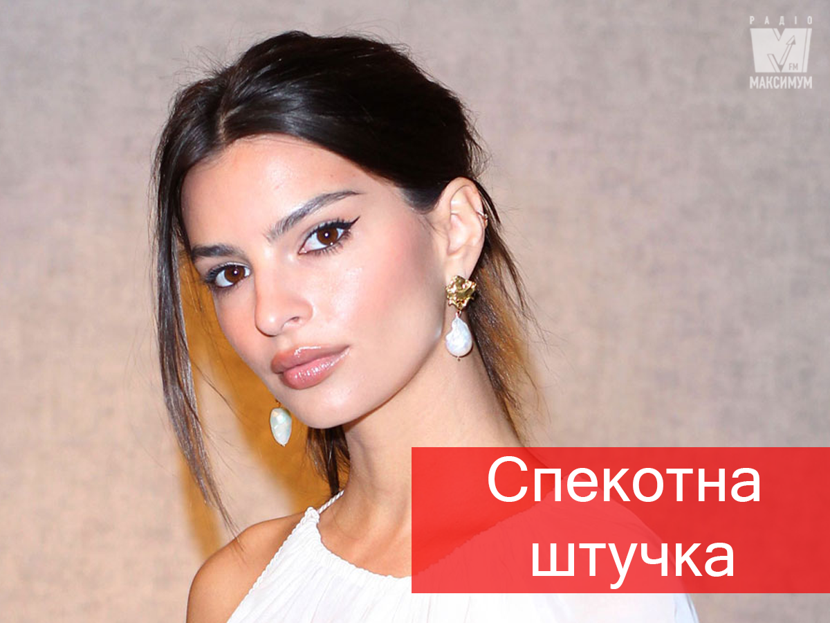 Гаряча крихітка: Емілі Ратажковскі показала фото в купальнику