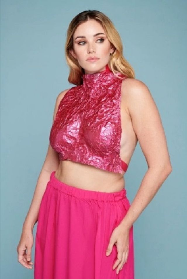 Модель прогулялася без білизни у саморобному топі із фольги: відверті фото - фото 380181