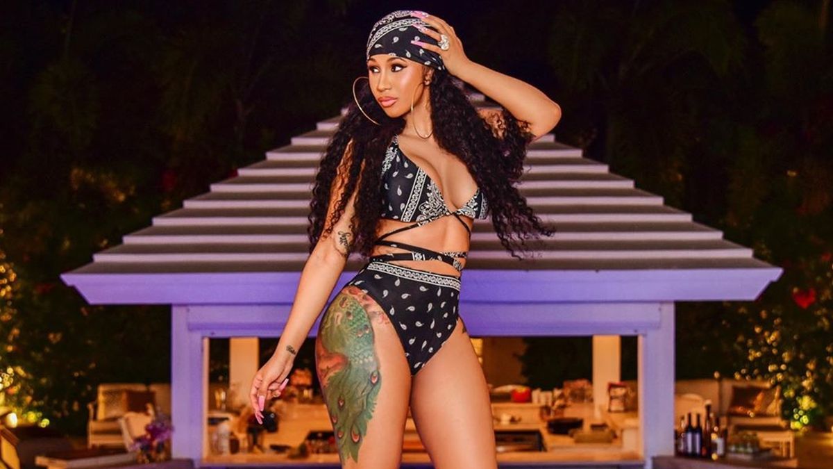 Реперка Cardi B розбурхала мережу голим нарядом і БДСМ-маскою: сміливі фото