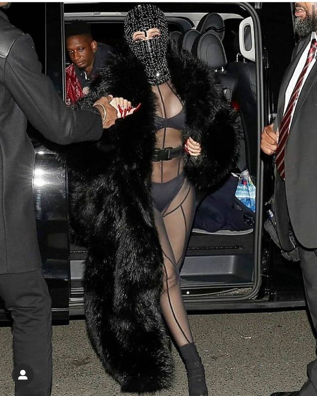 Реперка Cardi B розбурхала мережу голим нарядом і БДСМ-маскою: сміливі фото - фото 380234