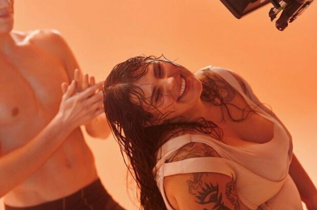 Солістка KAZKA показала тіло у всій красі - фото 380321