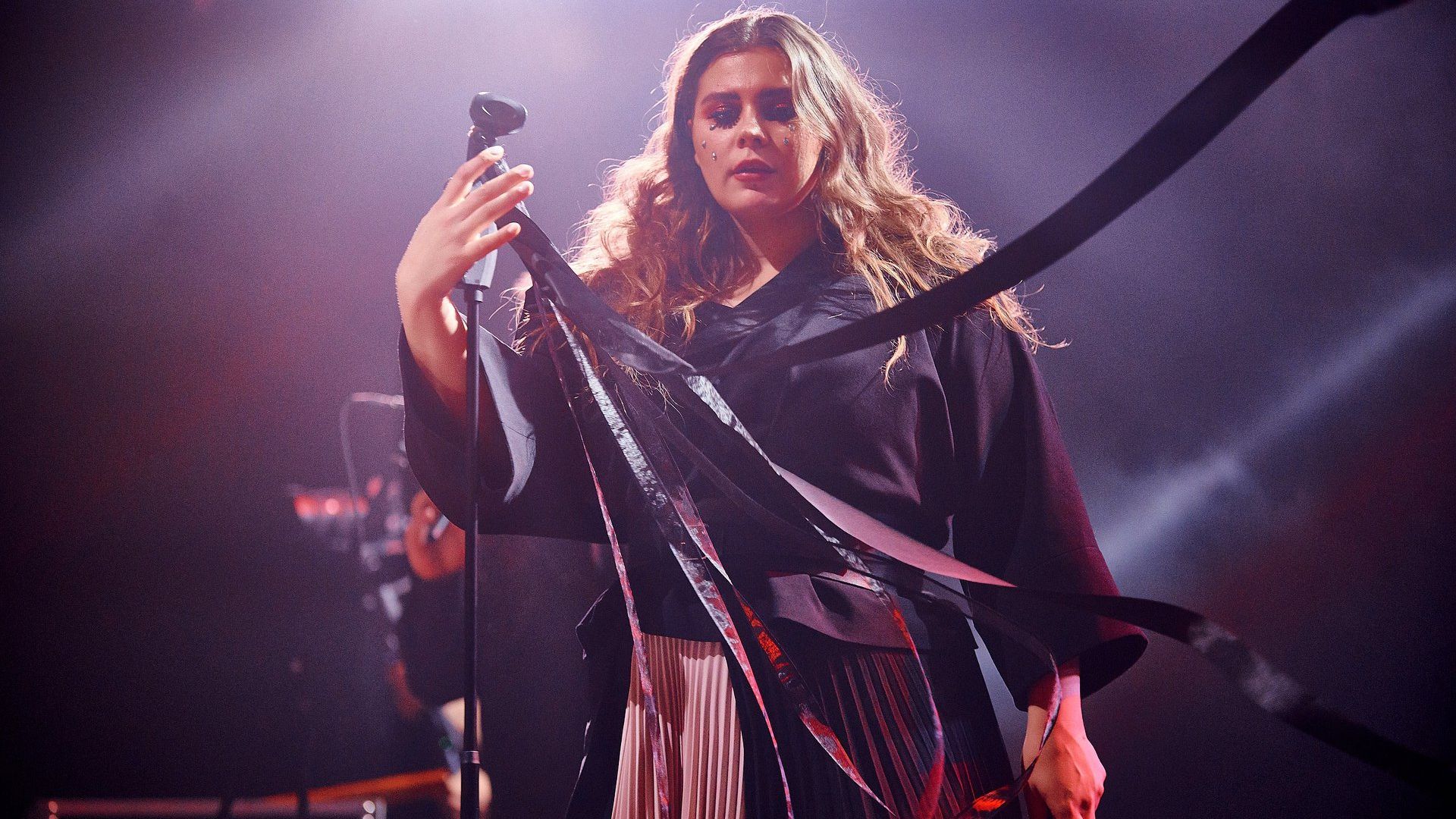 Солістка KAZKA показала тіло у всій красі