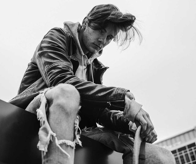 Тренди чоловічої моди 90-х, які будуть носити у 2020: найкращі чоловічі образи - фото 380404