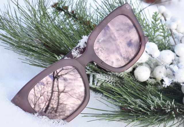 Чому варто носити сонцезахисні окуляри взимку - фото 380543