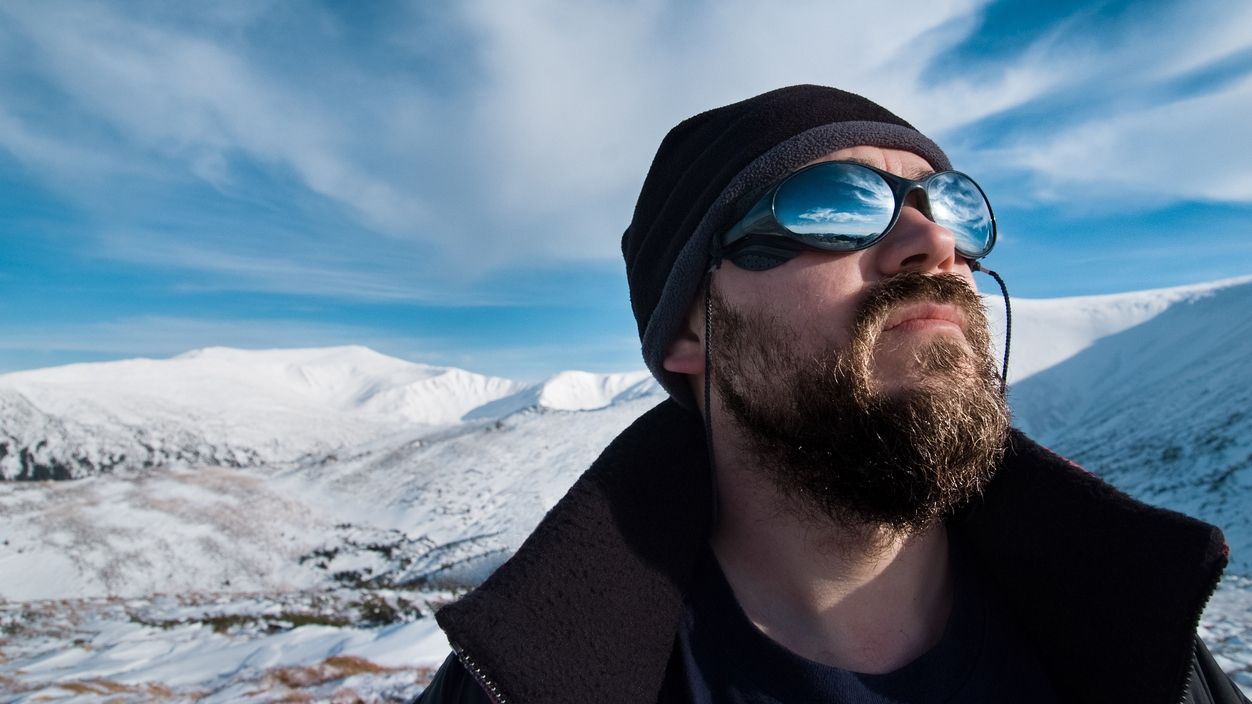 Чому варто носити сонцезахисні окуляри взимку