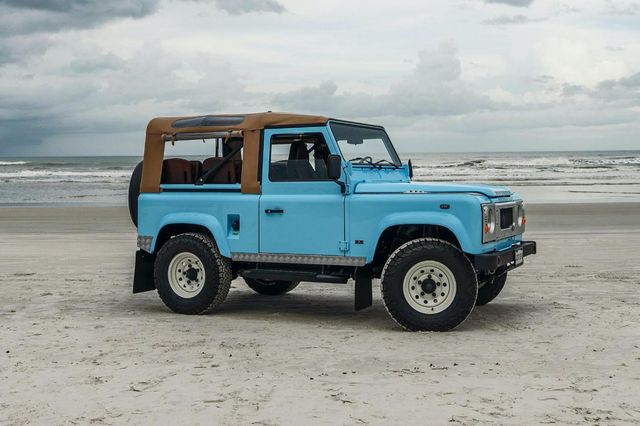 Автолюбителі переробили Land Rover в пляжний баггі: відео - фото 380747