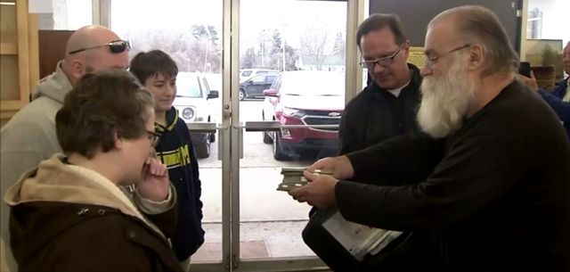 Американець розбагатів на старому дивані, але його реакція неймовірна - фото 380892