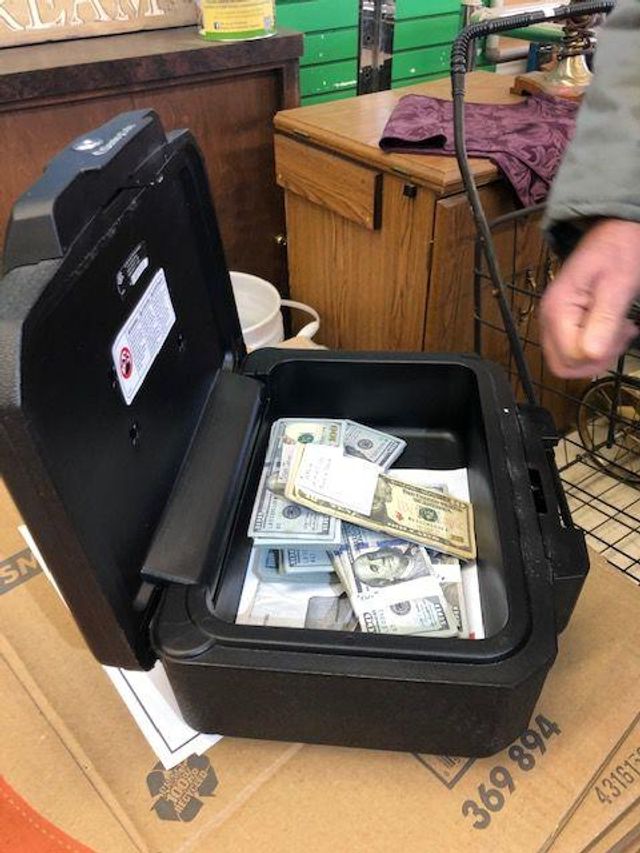 Американець розбагатів на старому дивані, але його реакція неймовірна - фото 380894