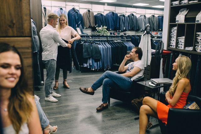 У цій країні почали брати гроші за примірку одягу - фото 380919