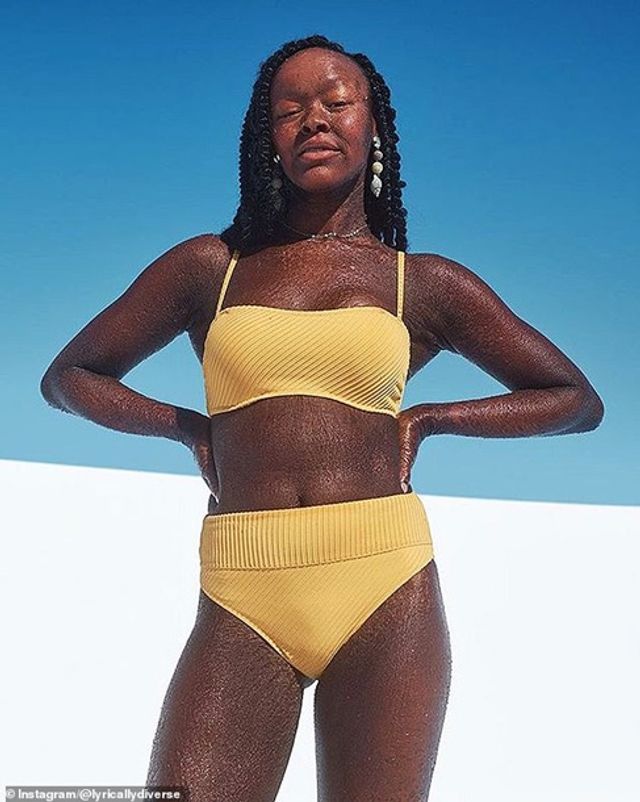 Дівчина-'змія' знялася в рекламі купальників - фото 381004