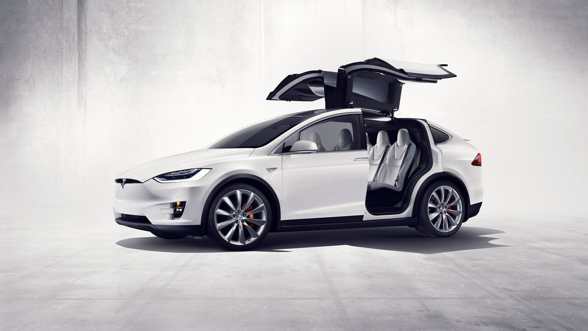 Автомобілі Tesla самостійно "тиснуть" на газ - фото 1