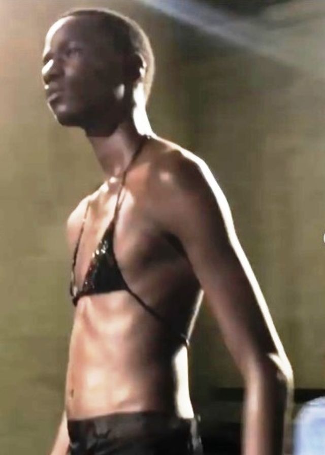 Чоловіки у бікіні пройшлися подіумом - фото 381021