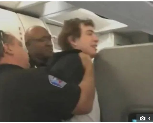 Літак екстрено сів через бортпровідника без штанів - фото 381134