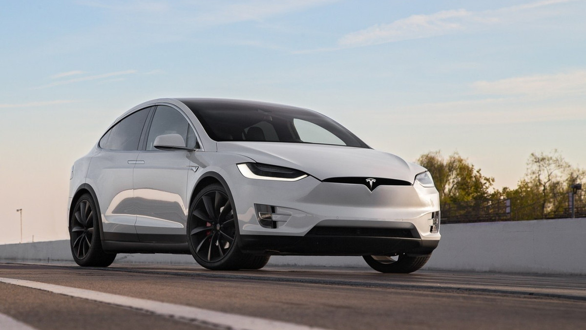 Tesla Model X замінить старенький фургон - фото 1