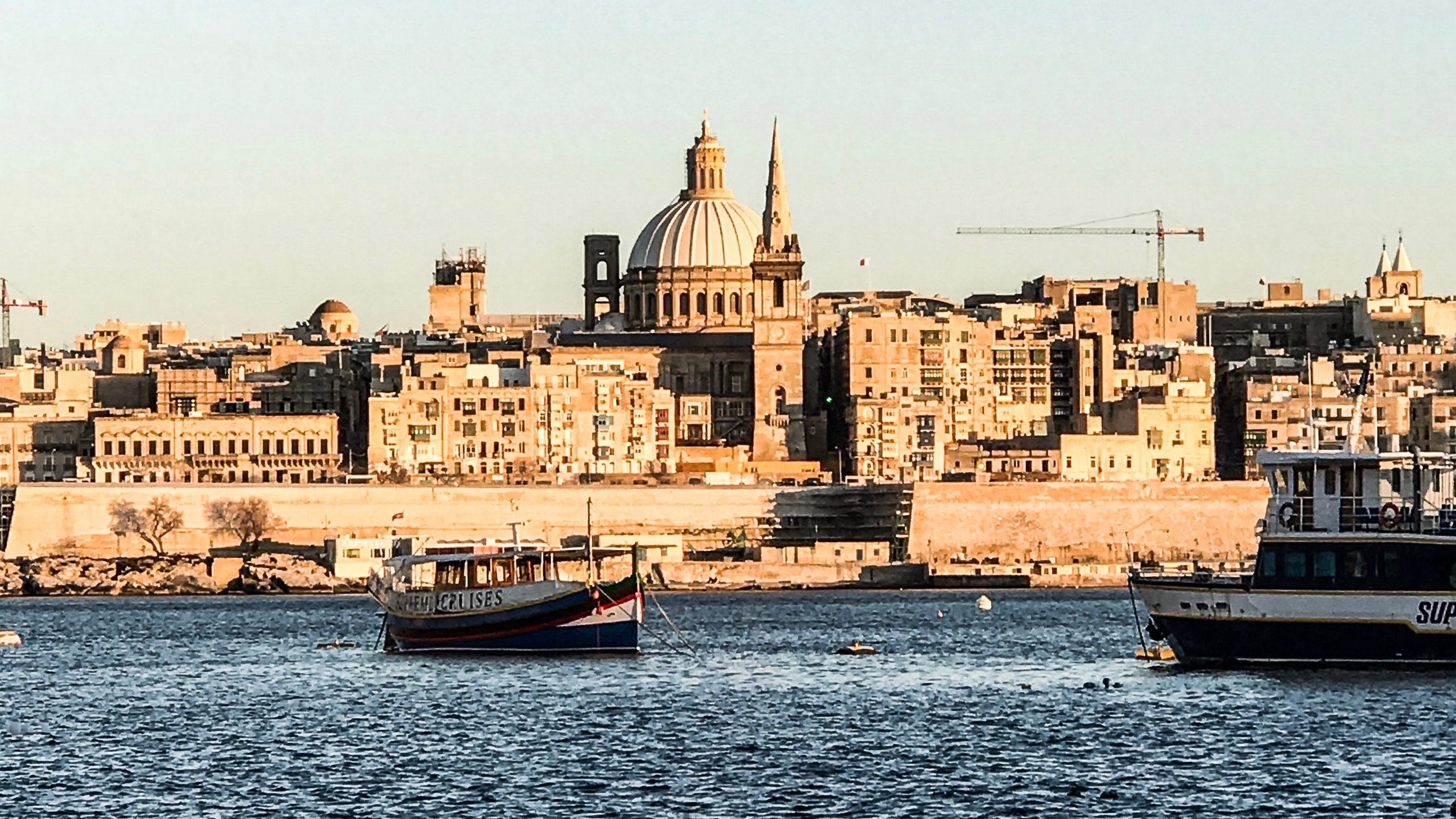 Названо найкращі країни для людей, які подорожують без компанії