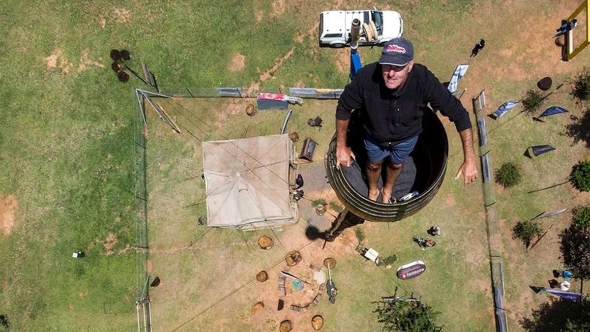 У ПАР чоловік живе в бочці заради рекорду: епічні фото