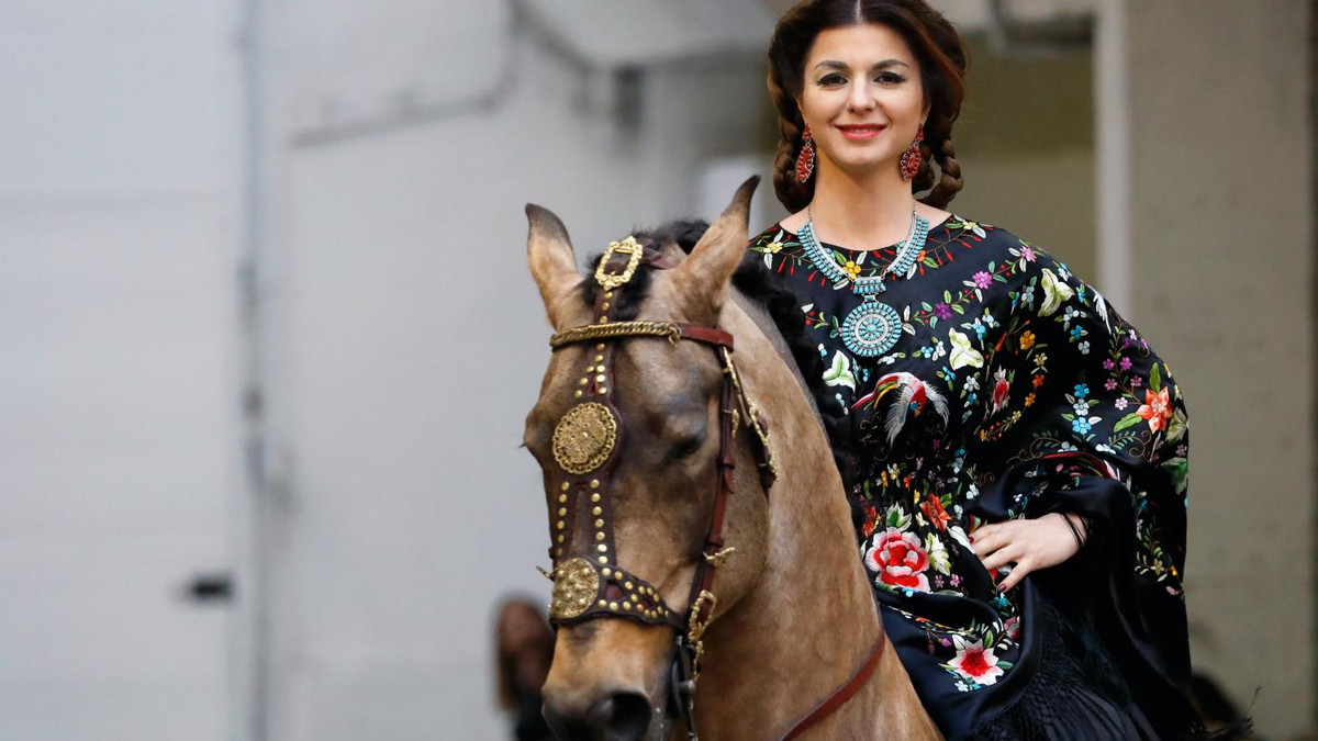 Висока мода з конем у Парижі - фото 1