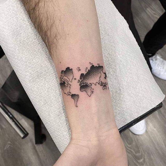 Модні чоловічі татуювання 2020: ТОП 50 ідей та прикладів тату у фото - фото 381624