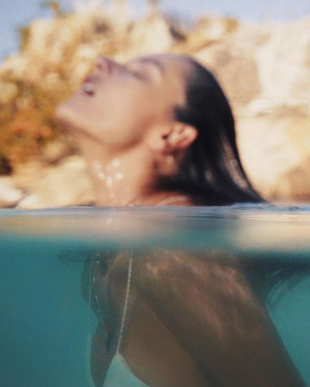 Сексуальна русалка: Алессандра Амброзіо показала фото в воді - фото 381827