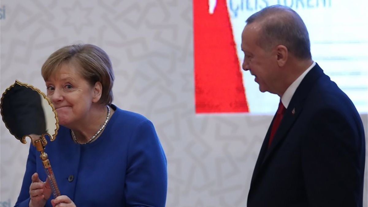 Меркель кумедно відреагувала на подарунок Ердогана: новий мем