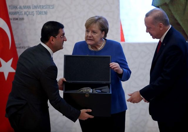 Меркель кумедно відреагувала на подарунок Ердогана: новий мем - фото 381918