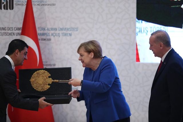 Меркель кумедно відреагувала на подарунок Ердогана: новий мем - фото 381919