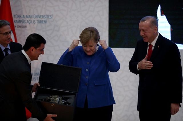 Меркель кумедно відреагувала на подарунок Ердогана: новий мем - фото 381920