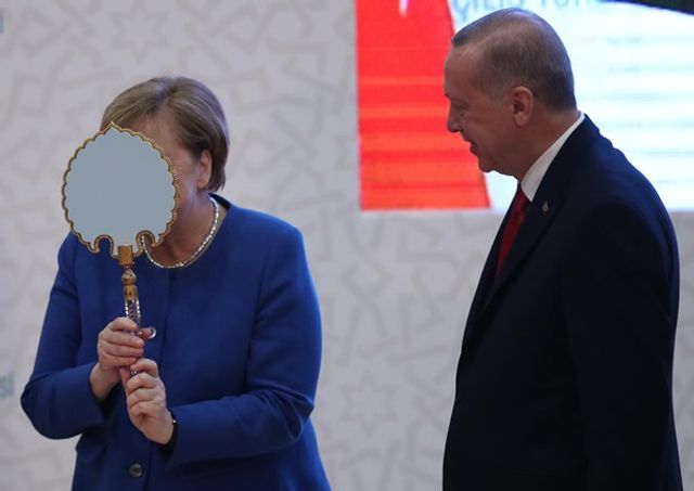 Меркель кумедно відреагувала на подарунок Ердогана: новий мем - фото 381921