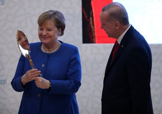Меркель кумедно відреагувала на подарунок Ердогана: новий мем - фото 381922